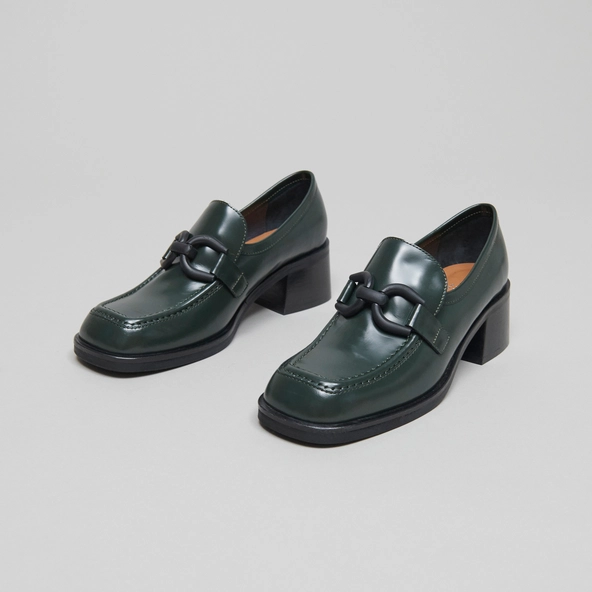 Loafers with heels in fir green shiny leather | DARKNET