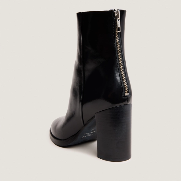 Ankle boots with heels in black leather | DEEP