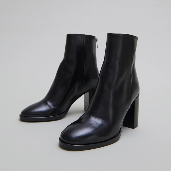 Ankle boots with heels in black leather | DEEP