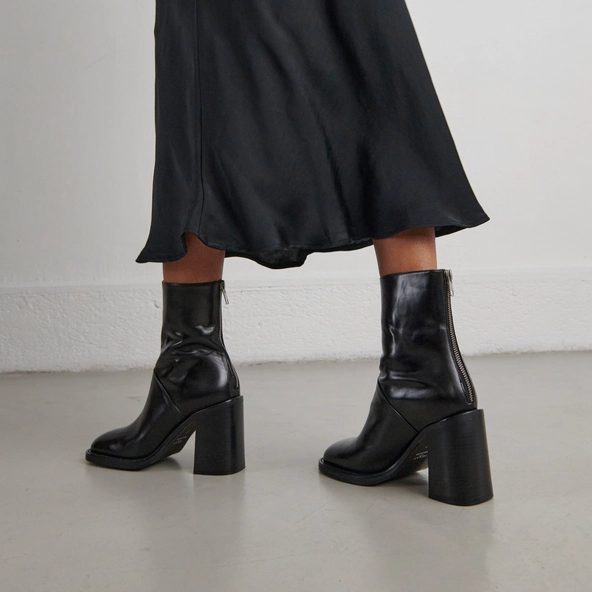 Boots with high heels in black leather | DUTY