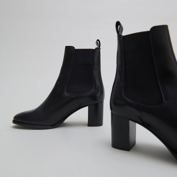 Ankle boots with heels and elastics in black leather | DEVIN