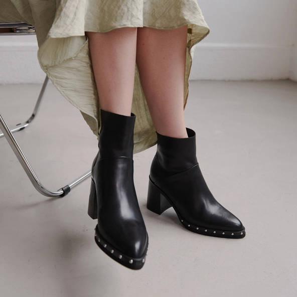 Heeled lowboots and back zippers in black leather | DIXIT
