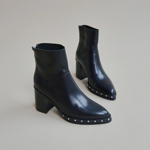 Heeled lowboots and back zippers in black leather | DIXIT