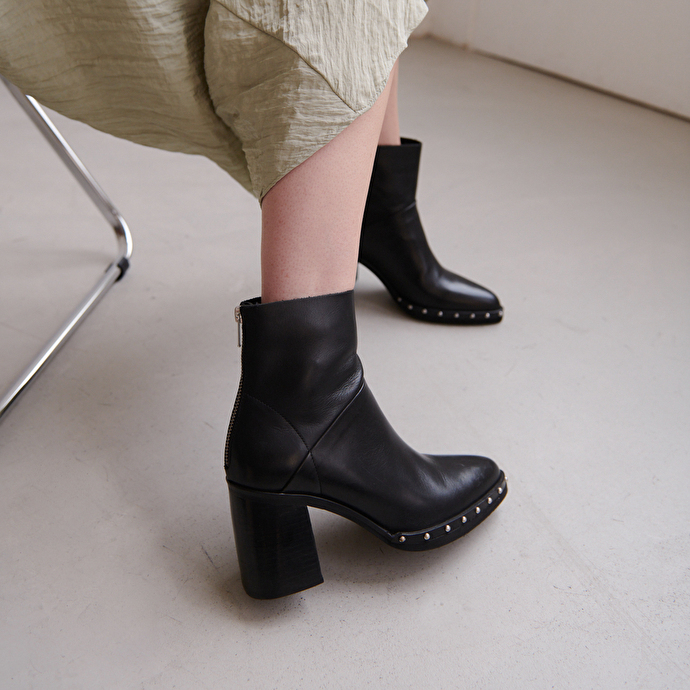 Heeled lowboots and back zippers in black leather | DIXIT