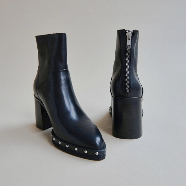 Heeled lowboots and back zippers in black leather | DIXIT