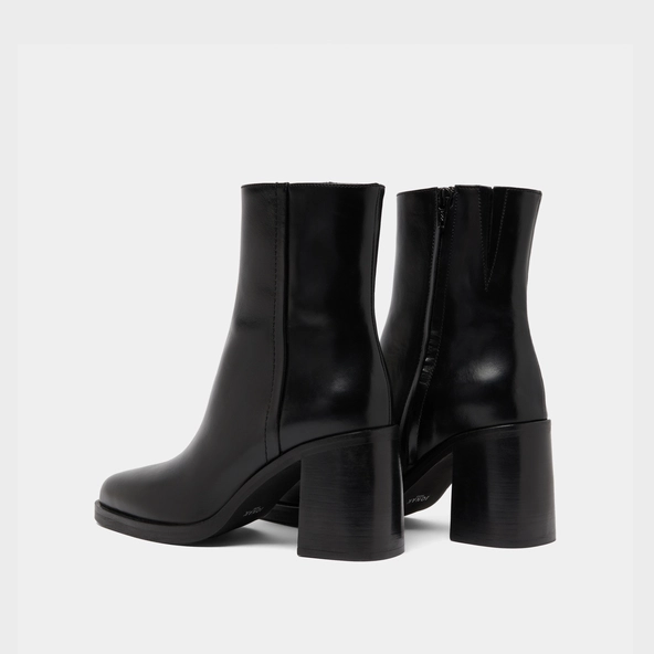 Ankle boots with heels in black leather | DOLOR