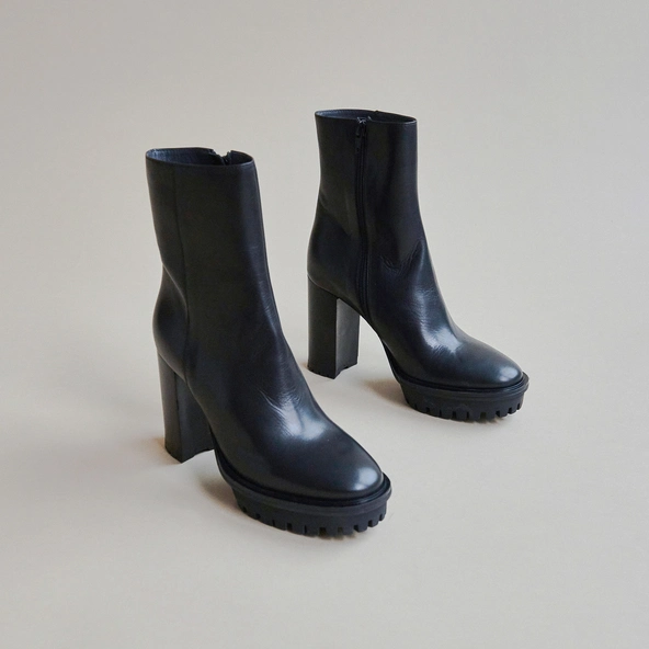 Ankle boots boots with heels and notched soles in black leather | DONATIEN