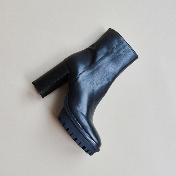 Ankle boots boots with heels and notched soles in black leather | DONATIEN