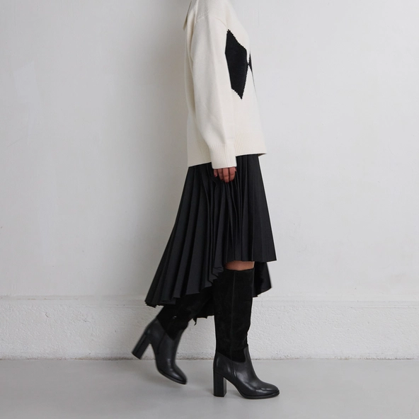 Heeled boots in black suede and black leather | DOWN