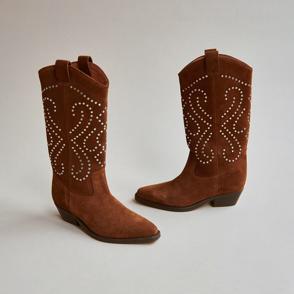 Boots with beveled heels in cognac suede | DYNASTIE