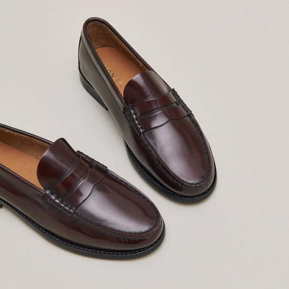 Round-toed loafers in burgundy patinated leather | ODELYA