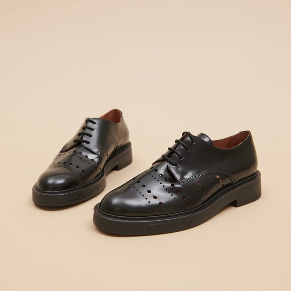 Pierced derbies in glazed black leather | AMARANTE