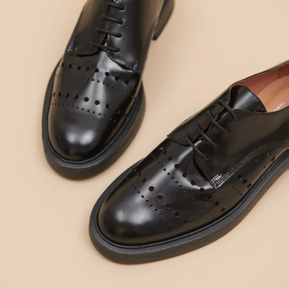 Pierced derbies in glazed black leather | AMARANTE