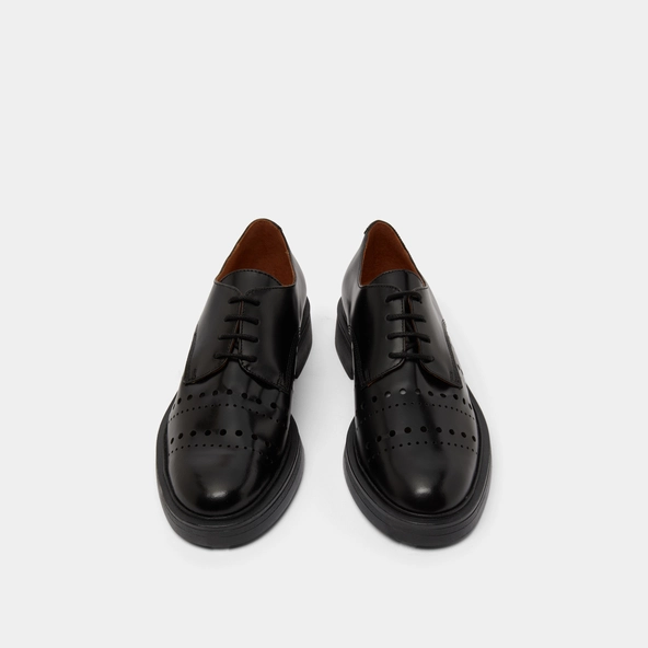 Pierced derbies in glazed black leather | AMARANTE