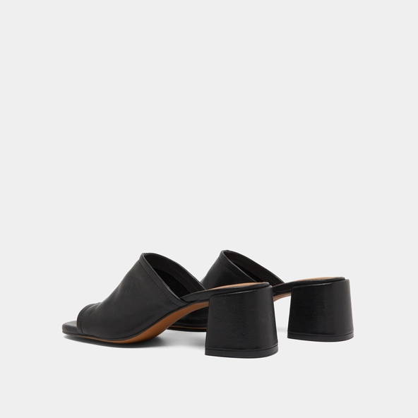 Mules with heels and open toes in black leather | BUTTERFLY