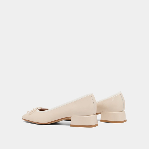 Ballet flats with low heels in ecru pleated patent | DYBIL