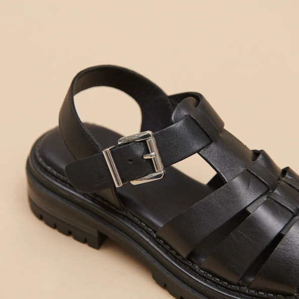 Platform sandals with wide straps in black leather | ABRAHAM