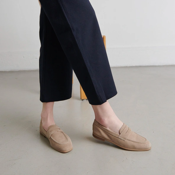 Loafers with flat heels and rounded toes in beige velvet | ACA