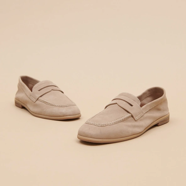 Loafers with flat heels and rounded toes in beige velvet | ACA