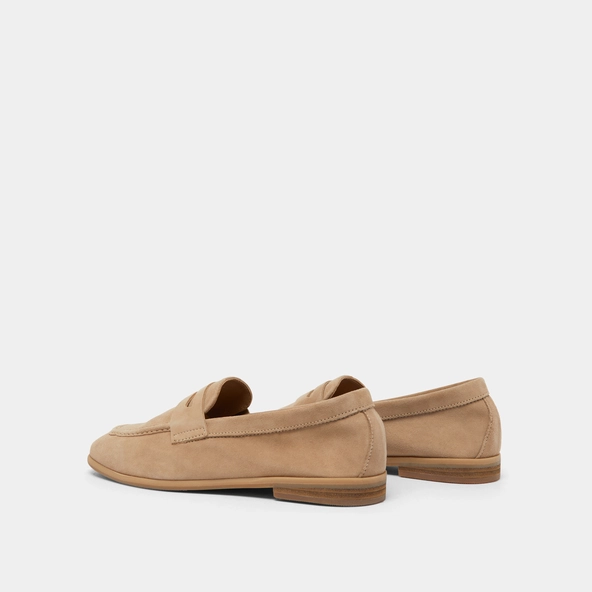 Loafers with flat heels and rounded toes in beige velvet | ACA