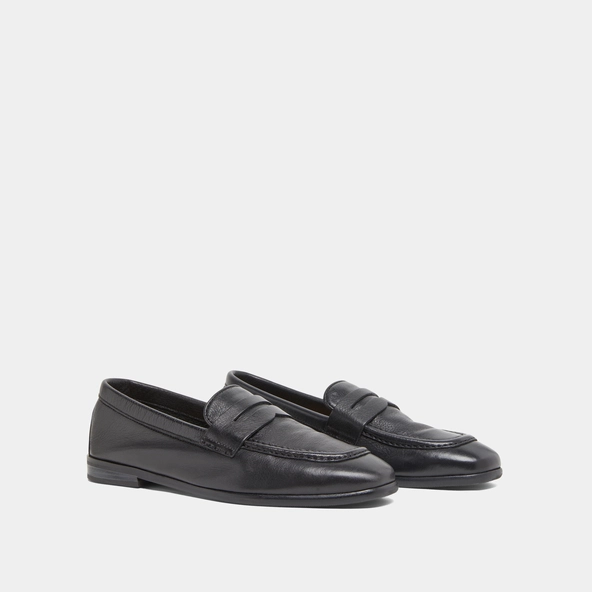 Loafers with flat heels and rounded toes in black grained leather | ACA