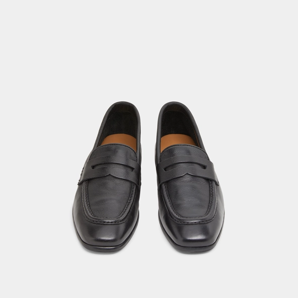 Loafers with flat heels and rounded toes in black grained leather | ACA