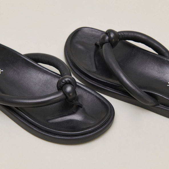 Mules with straps in black leather | WOODLAND