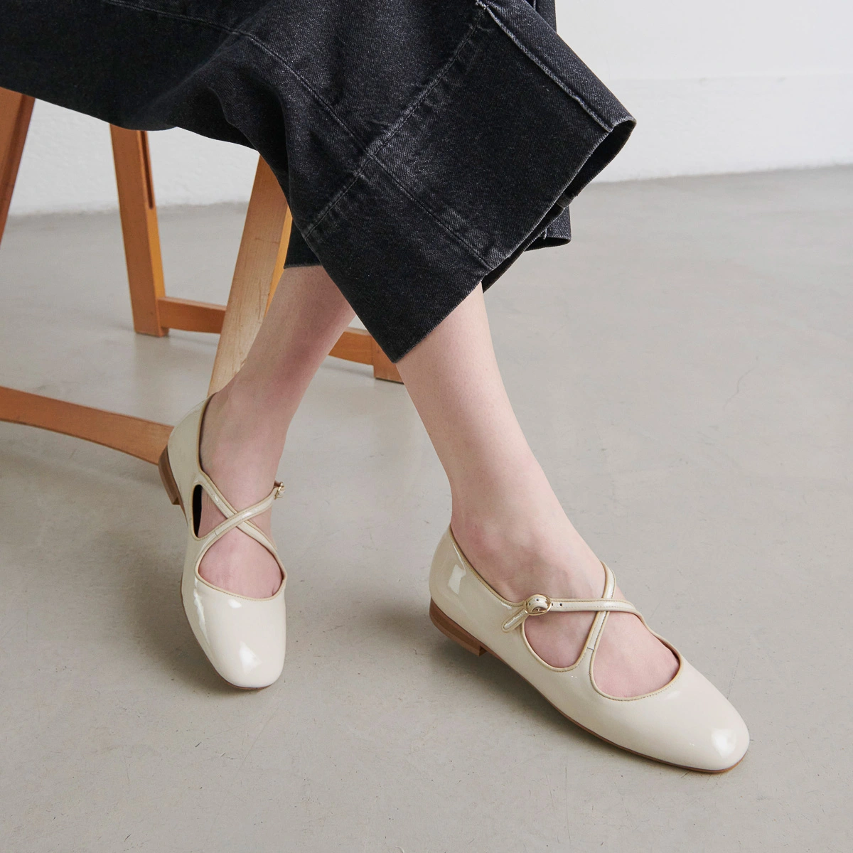 Ballet flats with crossed straps in ecru patent and ecru leather | DUCKY