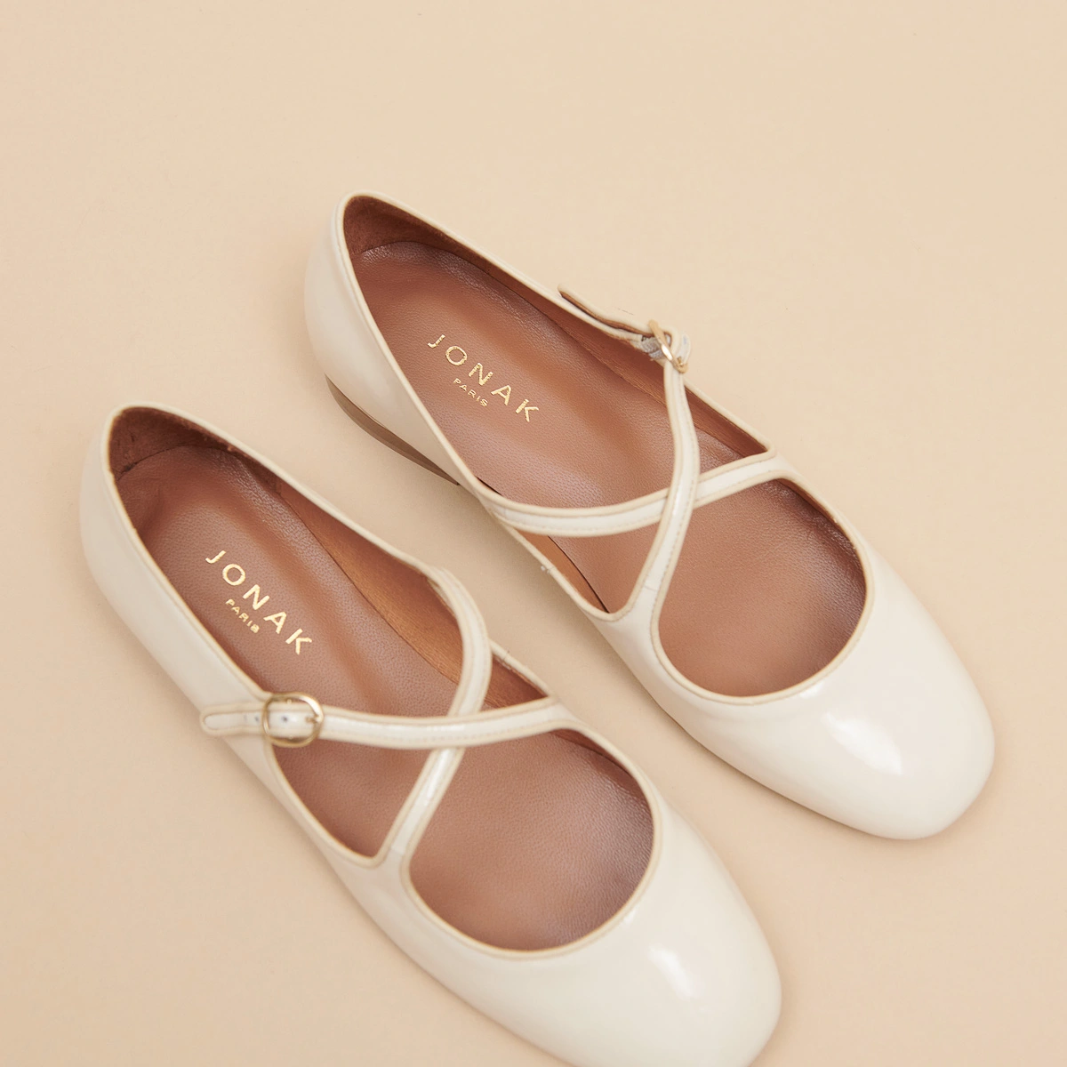 Ballet flats with crossed straps in ecru patent and ecru leather | DUCKY