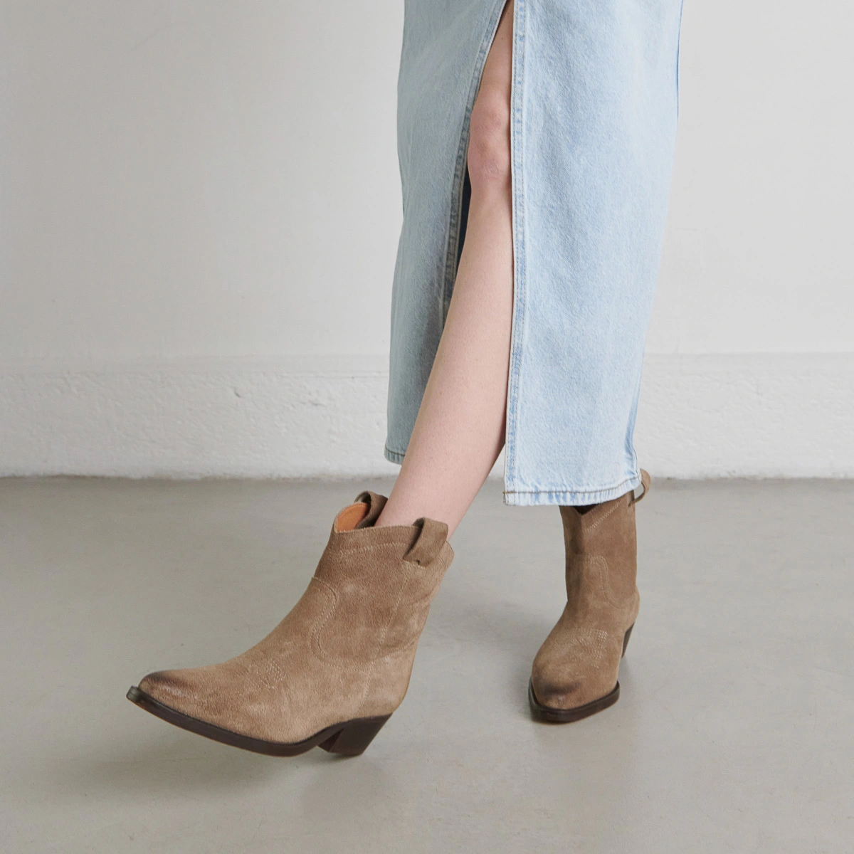 Lowboots with bevelled heels in taupe suede | DONATE