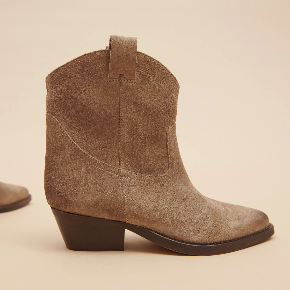 Lowboots with bevelled heels in taupe suede | DONATE