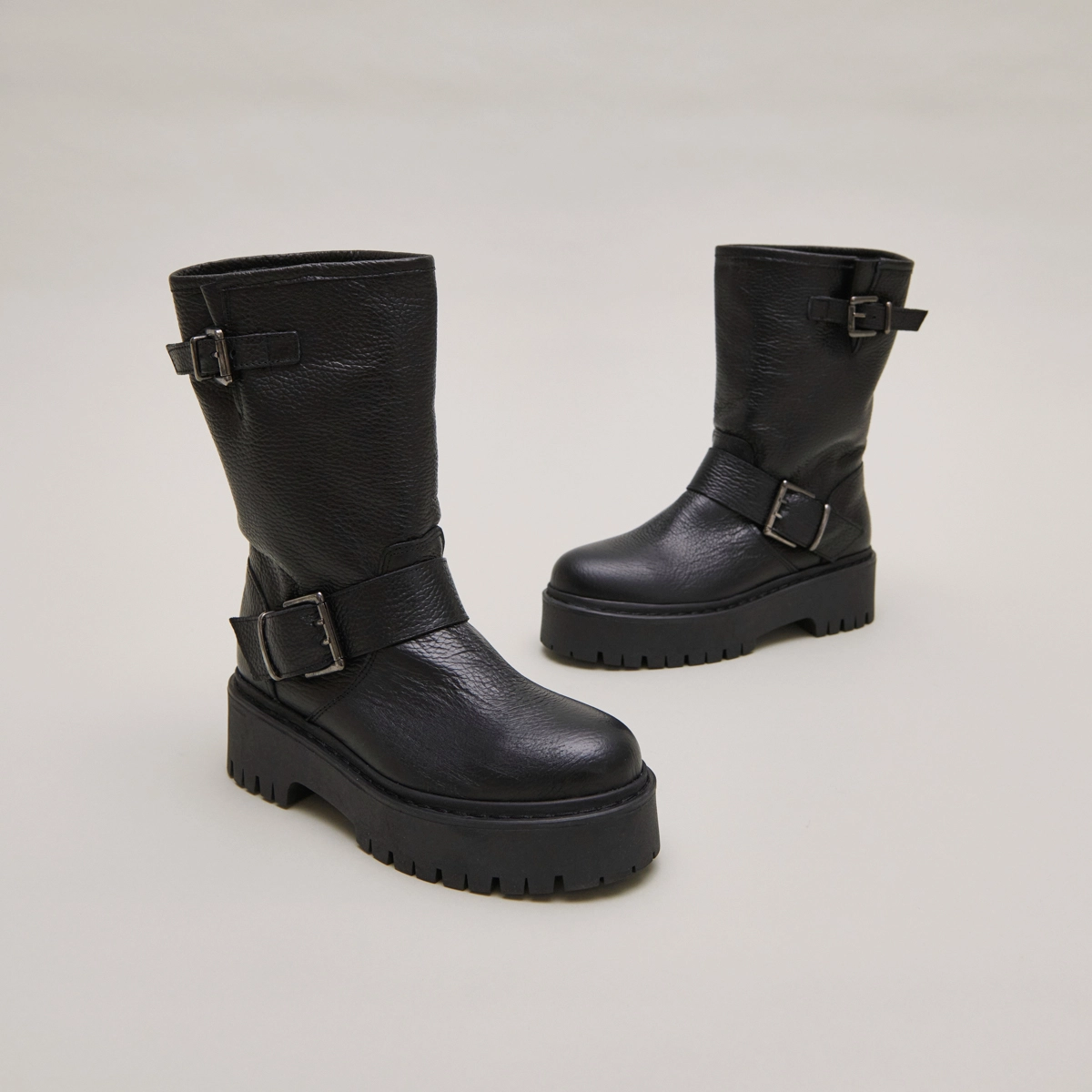 Boots with buckles in black grained leather | RICCARDO