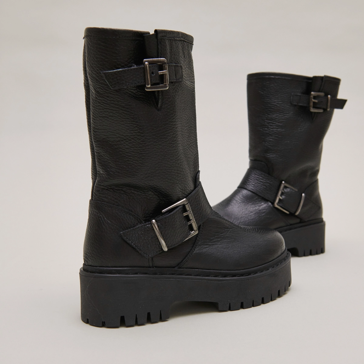 Boots with buckles in black grained leather | RICCARDO