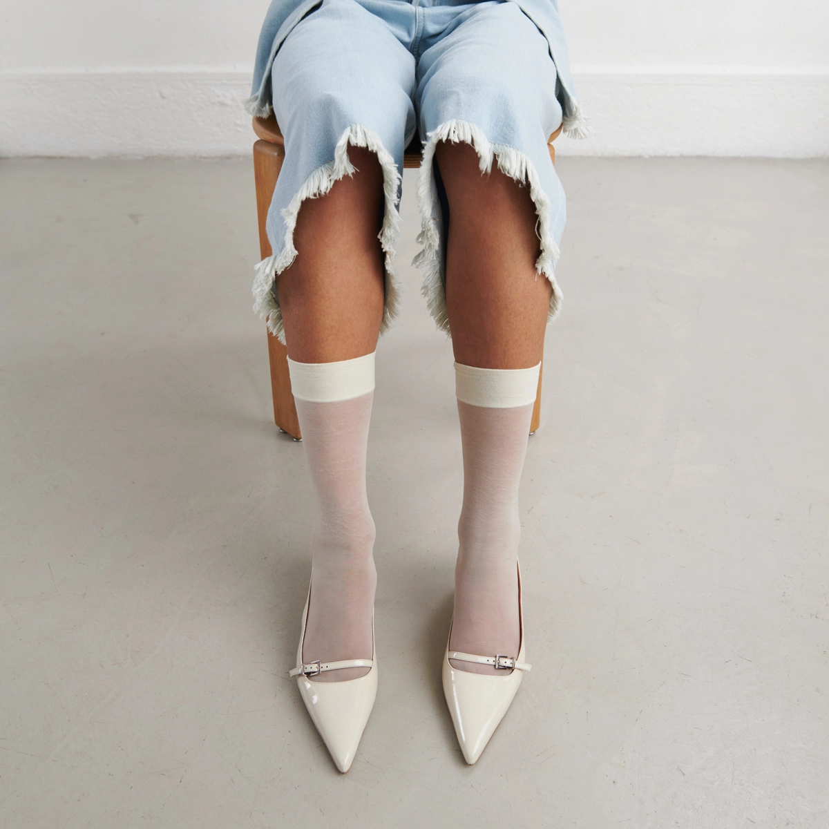 Heeled pumps in ecru patent | DAMOISELLE