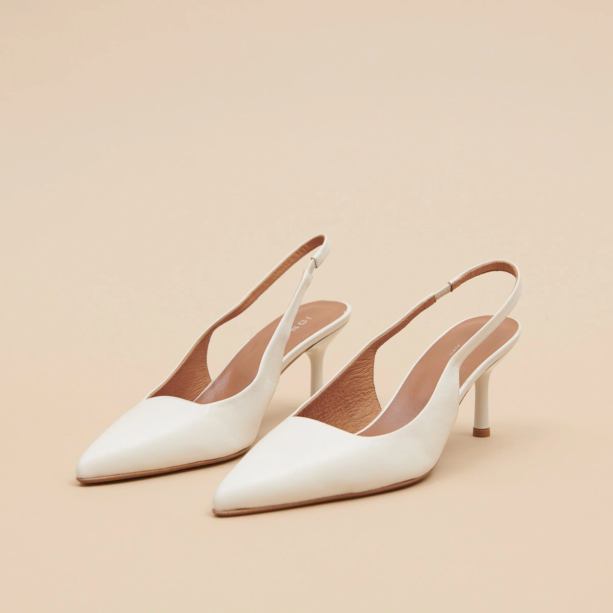 Pointed-toe pumps in ecru leather | DIAMANTINE