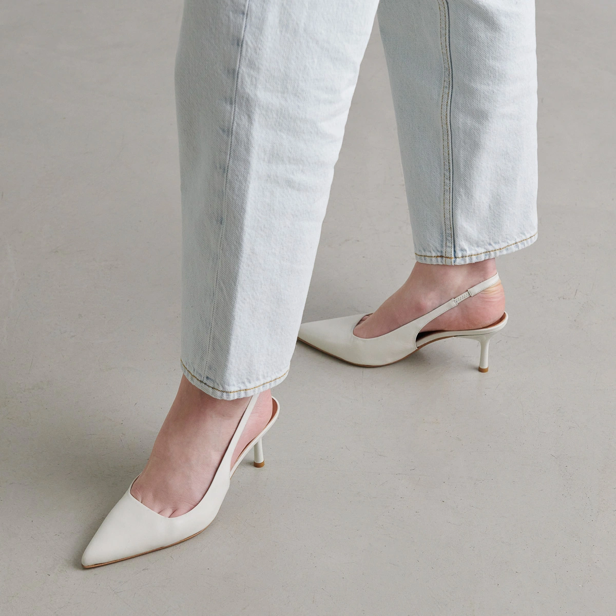 Pointed-toe pumps in ecru leather | DIAMANTINE