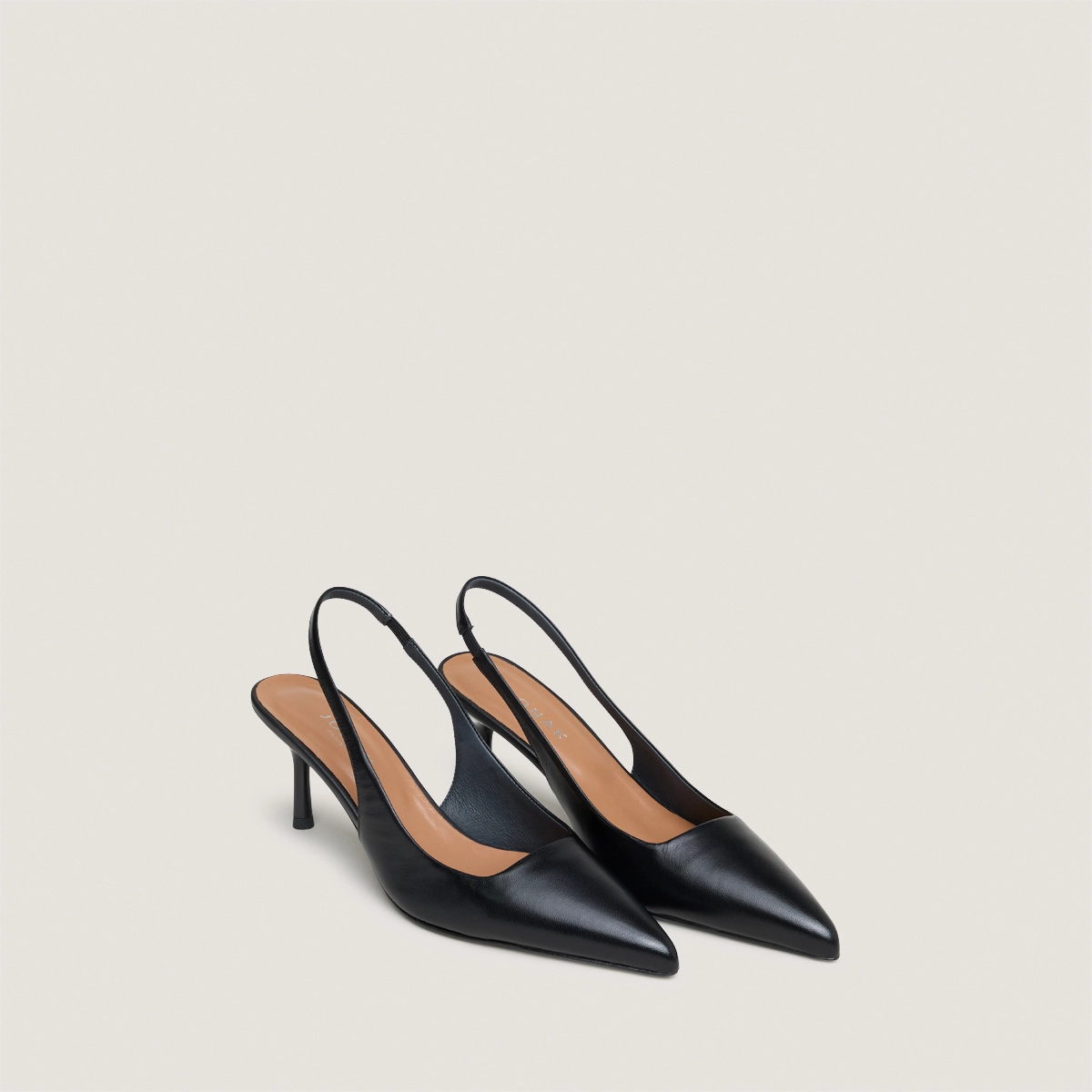 Pointed-toe pumps in black leather | DIAMANTINE