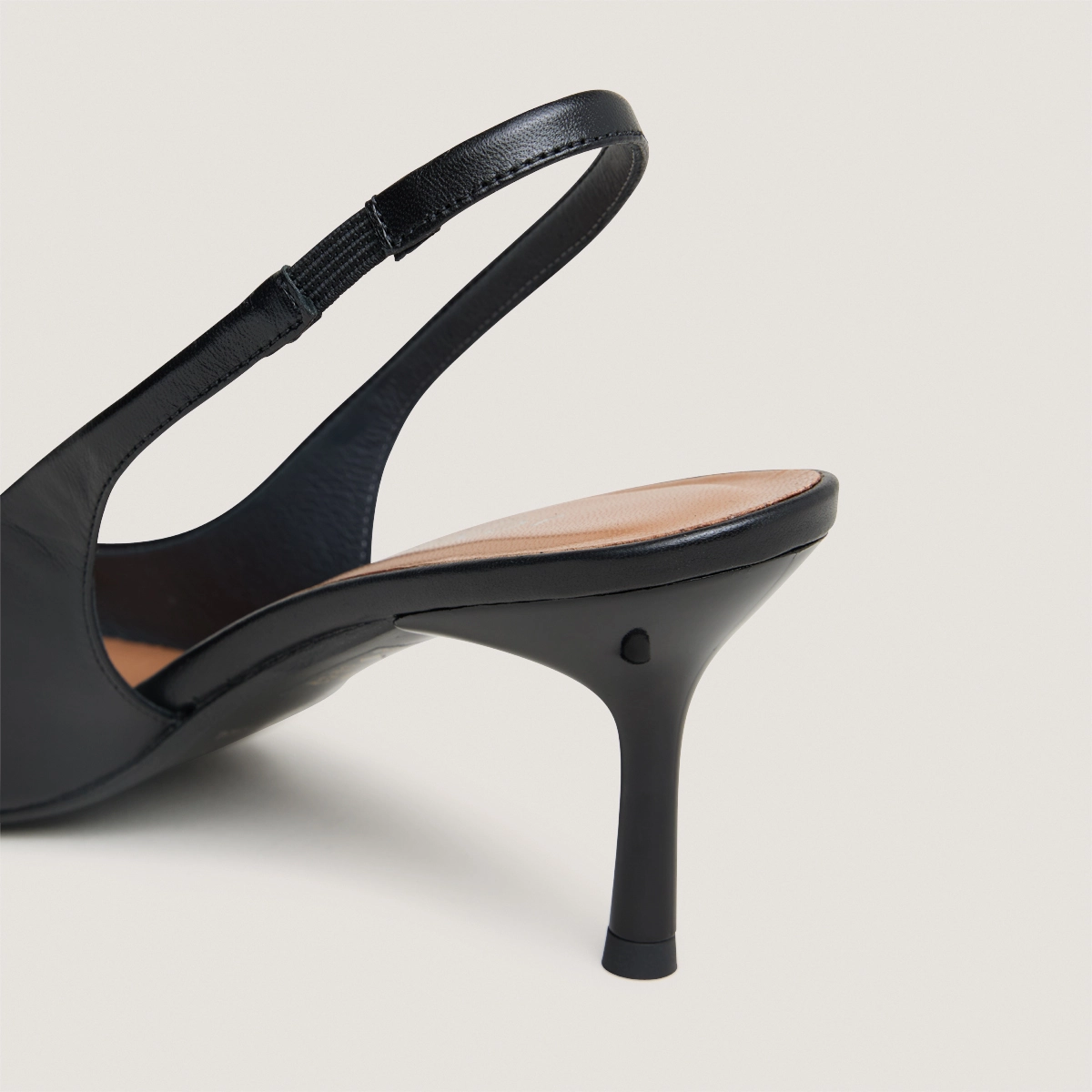 Pointed-toe pumps in black leather | DIAMANTINE