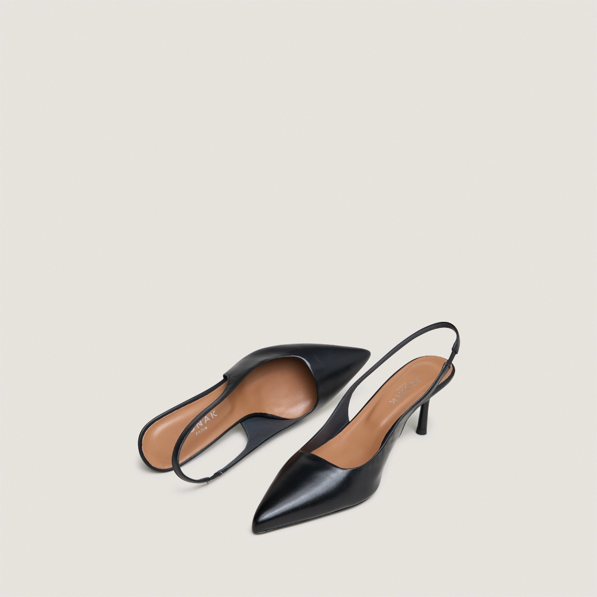 Pointed-toe pumps in black leather | DIAMANTINE