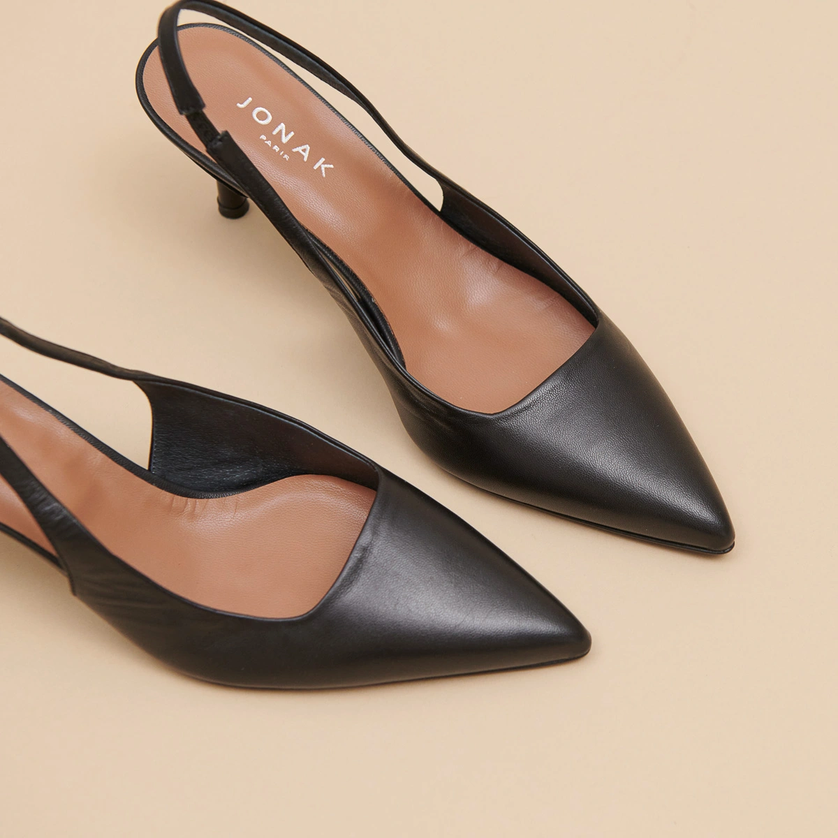 Pointed-toe pumps in black leather | DIAMANTINE