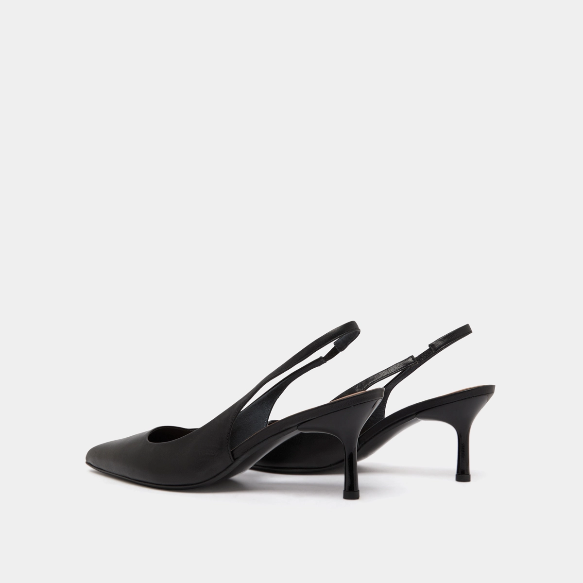 Pointed-toe pumps in black leather | DIAMANTINE