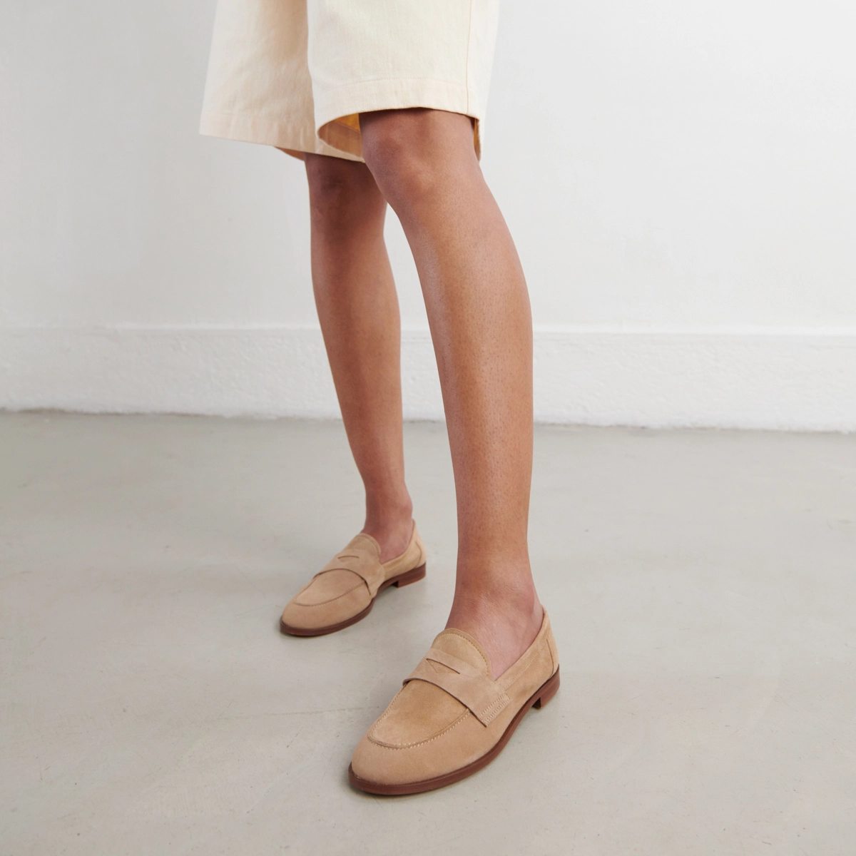 Round-toed loafers in camel velvet | THELMA