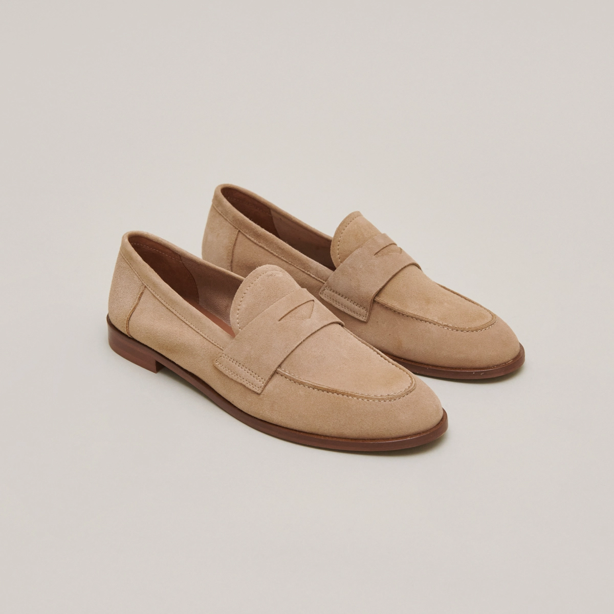 Round-toed loafers in camel velvet | THELMA