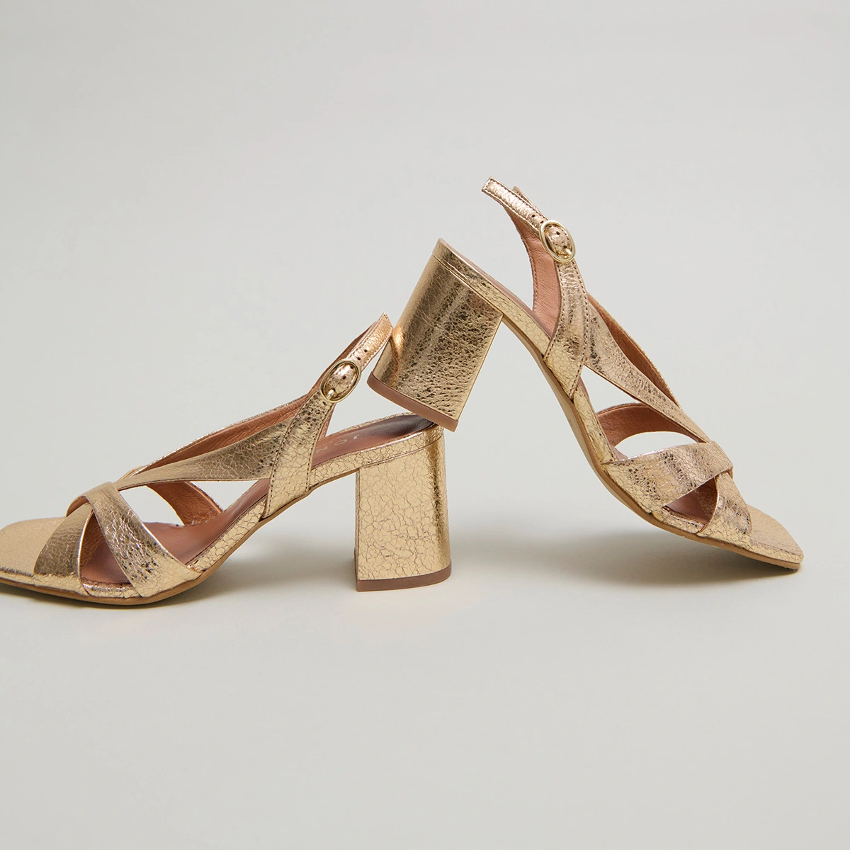 Heeled sandals in gold cracked leather | VANITY