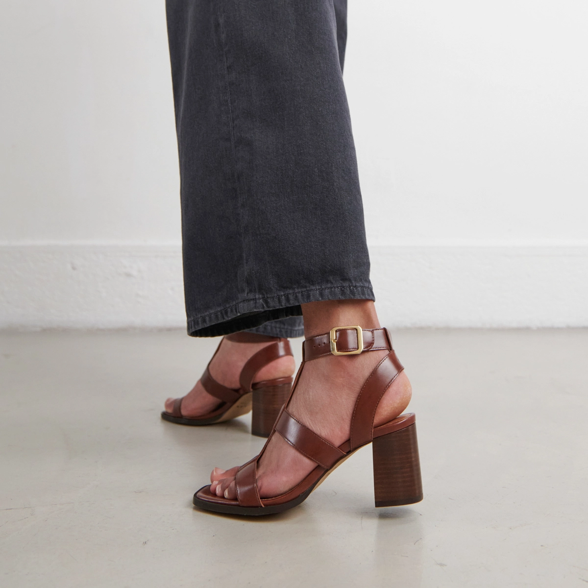 Heeled sandals in brown leather | VILMA