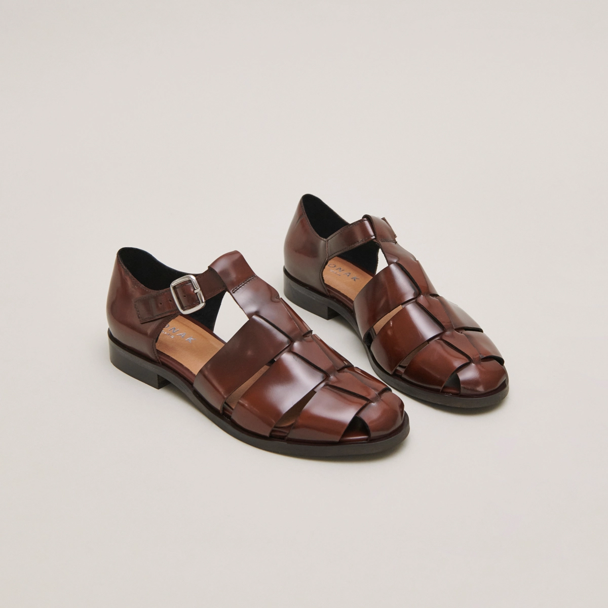 Sandals in brown glazed leather | AGOSTA