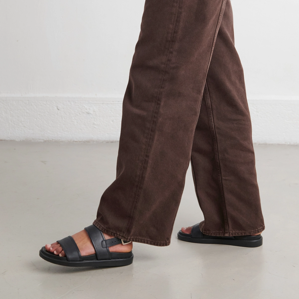 Sandals with double straps in black leather | WICHITA