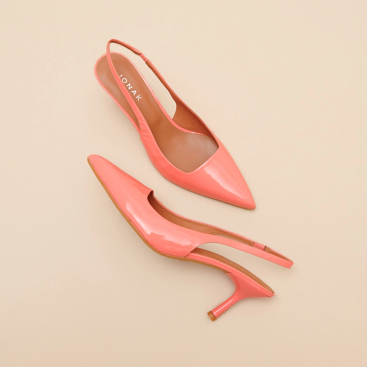 Pumps with pointed toes in coral patent | DIAMANTINE