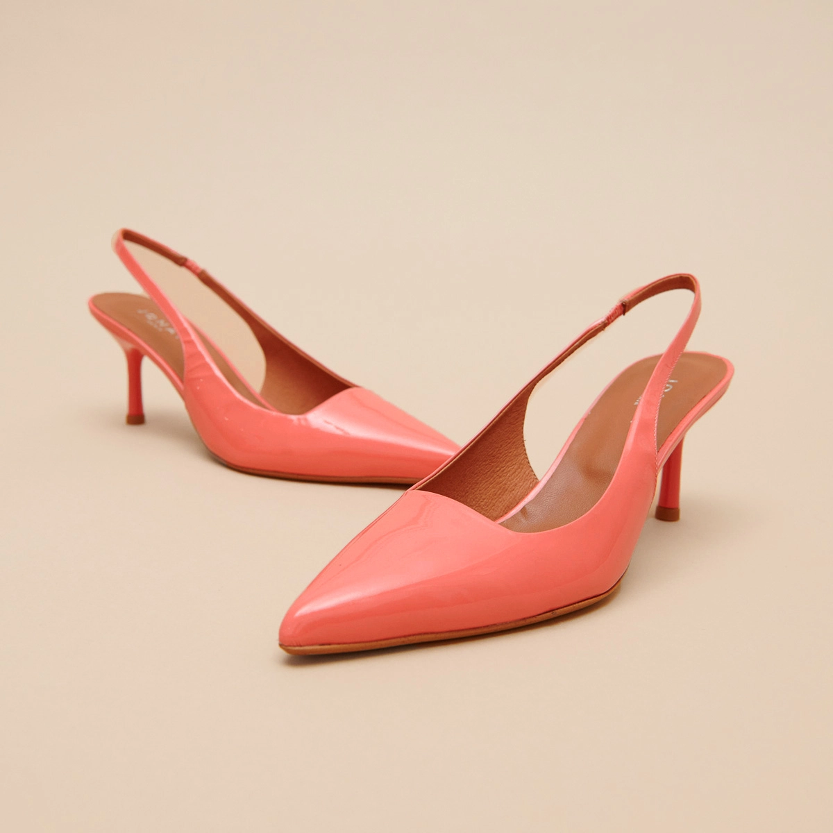 Pumps with pointed toes in coral patent | DIAMANTINE