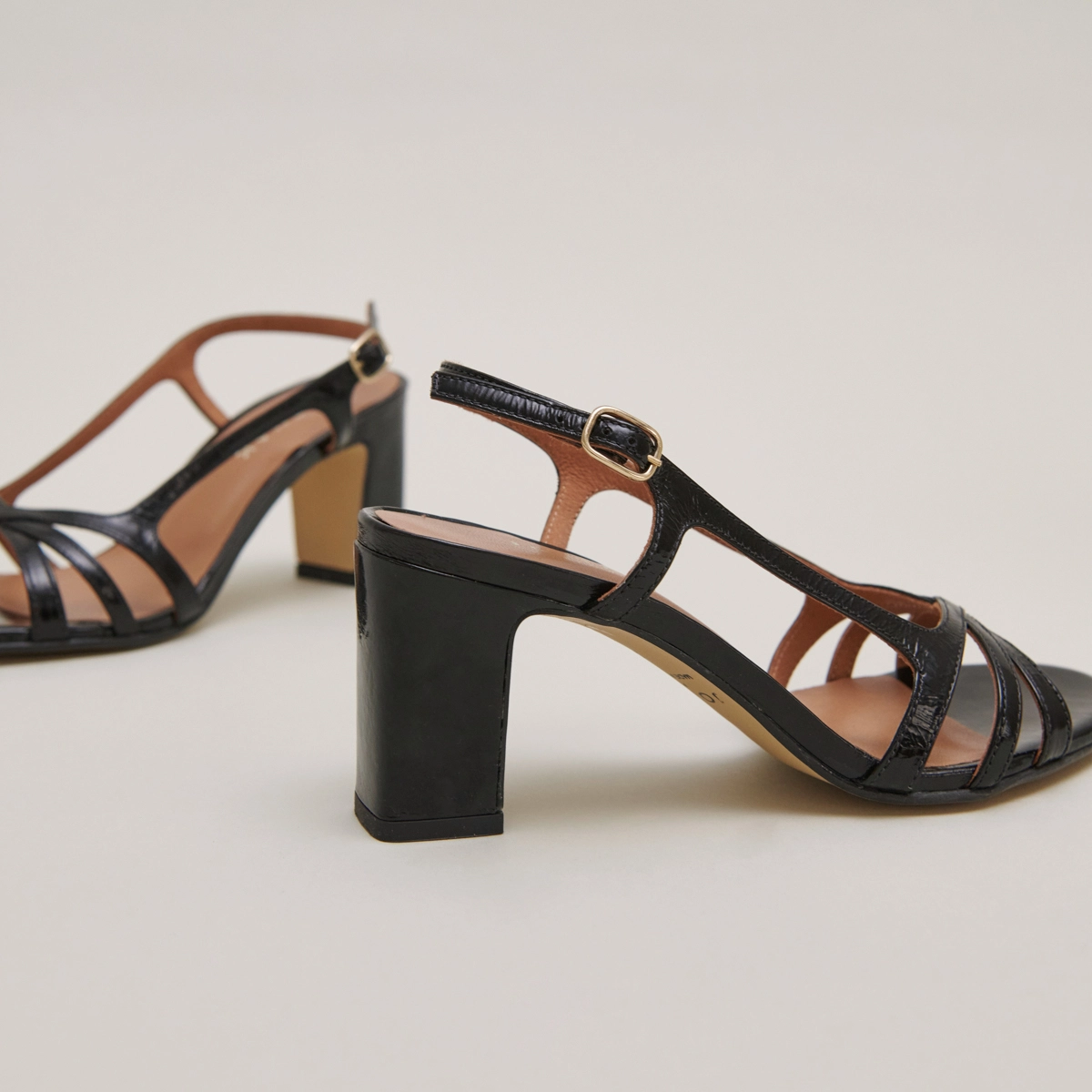 High-heeled sandals in black shiny leather | VAIANA